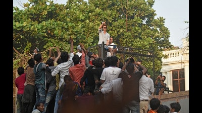 Indian Actor Shah Rukh Khan wave his hand to fans on his 52th birthday at Mannat, Bandstand in Mumbai. (HT)