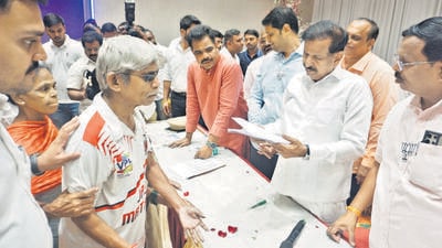 Over 600 people met Naik during the course of the four-hour durbar, which was held at Kharkar Alley. (HT Photo) Over 600 people met Naik during the course of the four-hour durbar, which was held at Kharkar Alley. (HT Photo)