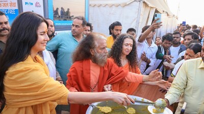 Katrina Kaif and spiritual head of Parmarth Niketan Ashram Swami Chidanand Saraswati distribute food to needy during the ongoing Maha Kumbh Mela 2025, in Prayagraj, Monday, Feb. 24, 2025. (PTI Photo)(PTI02_24_2025_000422A) (PTI)