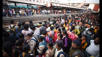 Passengers jostle to board an overcrowded train heading to Prayagraj. A scene from Patna on Tuesday. (Santosh Kumar/ Hindustan Times) Passengers jostle to board an overcrowded train heading to Prayagraj. A scene from Patna on Tuesday. (Santosh Kumar/ Hindustan Times)