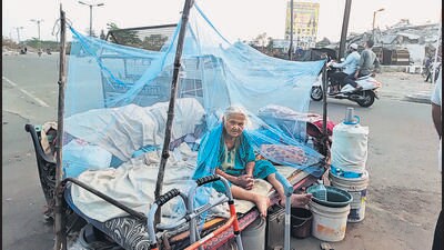 Policemen dragged me out of my house 12 days ago and tossed me on the road, said Munira Shaikh Policemen dragged me out of my house 12 days ago and tossed me on the road, said Munira Shaikh
