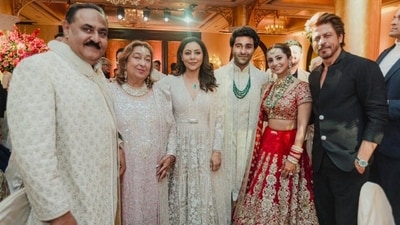 (L-R) Manoj Jain, Rima Kapoor, Gauri Khan, Aadar Jain, Alekha Advani and Shah Rukh Khan at the event. (L-R) Manoj Jain, Rima Kapoor, Gauri Khan, Aadar Jain, Alekha Advani and Shah Rukh Khan at the event.