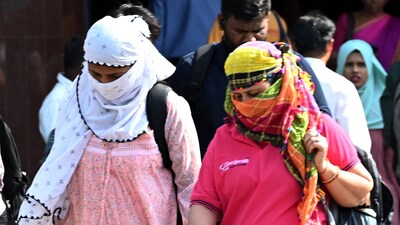 People cover themselves with scarf to protect from heat at Vashi in Navi Mumbai, India, on Monday, February 24, 2025. (Bachchan Kumar/ HT PHOTO)