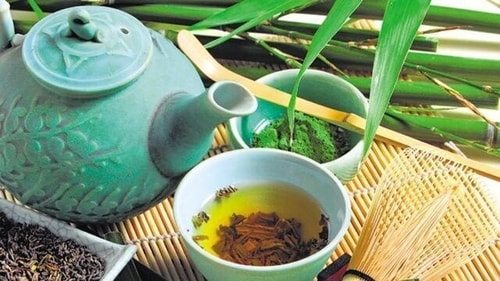 Green tea can repair damaged skin cells on your lips. (Shutterstock)