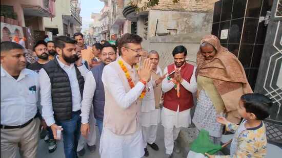 Congress mayor candidate Manoj Wadhwa campaigning in Karnal on Tuesday. (HT Photo)
