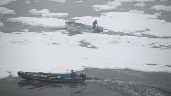 Delhi authorities spray chemicals to dissolve toxic foam in the Yamuna in November 2024. (HT Photo)