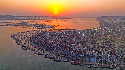 A view of Triveni Sangam during sunset as devotees offer prayers on the occasion of Mahashivratri and the last day of Mahakumbh (ANI) A view of Triveni Sangam during sunset as devotees offer prayers on the occasion of Mahashivratri and the last day of Mahakumbh (ANI)