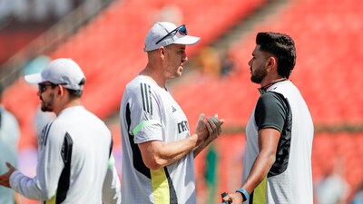 India's bowling coach Morne Morkel in a conversation with Harshit Rana (Surjeet Yadav)