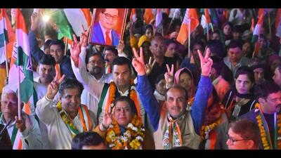 Congress’ mayoral candidate for Gurugram, Seema Pahuja, with senior leaders. (Parveen Kumar/HT Photo) Congress’ mayoral candidate for Gurugram, Seema Pahuja, with senior leaders. (Parveen Kumar/HT Photo)