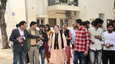 Independent candidate (Ward 23) Rama Rani Rathee reaches out to residents during her road show on Wednesday. (HT Photo) Independent candidate (Ward 23) Rama Rani Rathee reaches out to residents during her road show on Wednesday. (HT Photo)