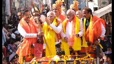 Union minister Manohar Lal Khattar trying his hand at playing a damru during a shobhayatra on mahashivratri festival in Karnal on Wednesday. Vidhan Sabha speaker Harvinder Kalyan, MLAs Jagmohan Anand, Yogender Rana and Bhagwandas Kabirpanthi were also present. (HT Photo) Union minister Manohar Lal Khattar trying his hand at playing a damru during a shobhayatra on mahashivratri festival in Karnal on Wednesday. Vidhan Sabha speaker Harvinder Kalyan, MLAs Jagmohan Anand, Yogender Rana and Bhagwandas Kabirpanthi were also present. (HT Photo)