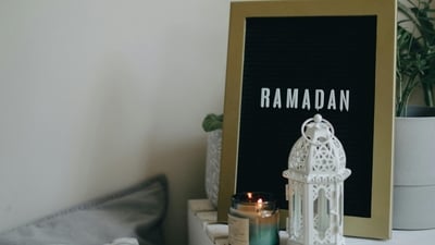 Minimalism never goes out of style. Deck up the corners of your home with mini black boards with writings, and miniature white mosques, accompanied by candles. (Pexels) Minimalism never goes out of style. Deck up the corners of your home with mini black boards with writings, and miniature white mosques, accompanied by candles. (Pexels)
