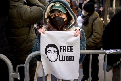 A protester holds a 'Free Luigi' sign outside New York State Supreme Court where the 26-year-old appeared for a status hearing. (Bloomberg) A protester holds a 'Free Luigi' sign outside New York State Supreme Court where the 26-year-old appeared for a status hearing. (Bloomberg)