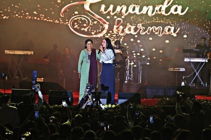 Sunanda invited a professor of the university, on stage, and confessed how she used to be scared of teachers during her own student days. (Photo: Manoj Verma/HT) Sunanda invited a professor of the university, on stage, and confessed how she used to be scared of teachers during her own student days. (Photo: Manoj Verma/HT)