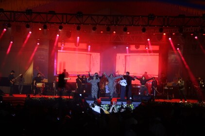 A glimpse of how the singer shook a leg with the security personnel, who she invited on the stage for an impromptu interaction. (Photo: Manoj Verma/HT)