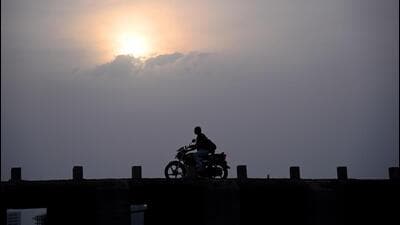 As minimum temperature surges to 16 degrees Celsius, above normal by 3 degrees Celsius, February is likely to conclude on a warmer note. ((PIC FOR REPRESENTATION)) As minimum temperature surges to 16 degrees Celsius, above normal by 3 degrees Celsius, February is likely to conclude on a warmer note. ((PIC FOR REPRESENTATION))
