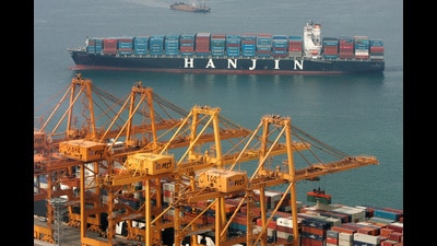 FILE PHOTO: A container ship carrying cargo containers for export leaves Busan port, the country's biggest and the world's No. 5 container port, in Busan, about 420 km (262 miles) southeast of Seoul, July 14, 2008. REUTERS/Jo Yong-Hak (SOUTH KOREA)/File Photo (REUTERS) FILE PHOTO: A container ship carrying cargo containers for export leaves Busan port, the country's biggest and the world's No. 5 container port, in Busan, about 420 km (262 miles) southeast of Seoul, July 14, 2008. REUTERS/Jo Yong-Hak (SOUTH KOREA)/File Photo (REUTERS)