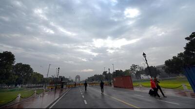 Overcast skies and scattered light rain in Delhi from Thursday morning onwards brought the maximum temperature down to 25°C, one degree below normal. (Arvind Yadav/HT) Overcast skies and scattered light rain in Delhi from Thursday morning onwards brought the maximum temperature down to 25°C, one degree below normal. (Arvind Yadav/HT)