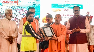 Prayagraj: UP CM Yogi Adityanath felicitates a municipal worker during the closing ceremony a day after the conclusion of Maha Kumbh 2025, in Prayagraj, Thursday, Feb. 27, 2025. (PTI) Prayagraj: UP CM Yogi Adityanath felicitates a municipal worker during the closing ceremony a day after the conclusion of Maha Kumbh 2025, in Prayagraj, Thursday, Feb. 27, 2025. (PTI)