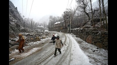 People walk during snowfall on the outskirts of Srinagar on Thursday. (Waseem Andrabi /HT) People walk during snowfall on the outskirts of Srinagar on Thursday. (Waseem Andrabi /HT)
