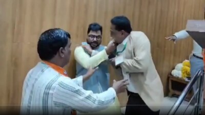 BJP leaders Javed Qureshi and Jackie slapped and hit each other with their head in front of all party workers. (PTI/X) BJP leaders Javed Qureshi and Jackie slapped and hit each other with their head in front of all party workers. (PTI/X)