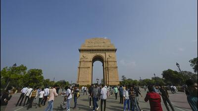 Tourist enjoy a pleasant and clear day at India Gate in New Delhi. (Sanjeev Verma/ HT Photo) Tourist enjoy a pleasant and clear day at India Gate in New Delhi. (Sanjeev Verma/ HT Photo)