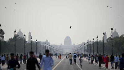 Tourists out on a warm day at Kartavya Path in New Delhi on Wednesday. (Sanchit Khanna/ HT Photo) Tourists out on a warm day at Kartavya Path in New Delhi on Wednesday. (Sanchit Khanna/ HT Photo)