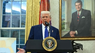 At his first Cabinet meeting on Wednesday, US President Donald Trump stated that the decline in illegal border crossings into the US since he took office is "not stopping" him from imposing 25% tariffs on all products imported from Mexico and Canada. (AFP) At his first Cabinet meeting on Wednesday, US President Donald Trump stated that the decline in illegal border crossings into the US since he took office is "not stopping" him from imposing 25% tariffs on all products imported from Mexico and Canada. (AFP)