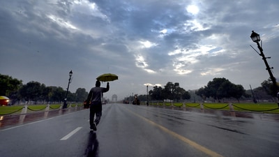 Delhi weather: The capital's maximum temperature is likely to drop due to the approaching Western Disturbance, IMD said. (Arvind Yadav/ Hindustan Times) Delhi weather: The capital's maximum temperature is likely to drop due to the approaching Western Disturbance, IMD said. (Arvind Yadav/ Hindustan Times)
