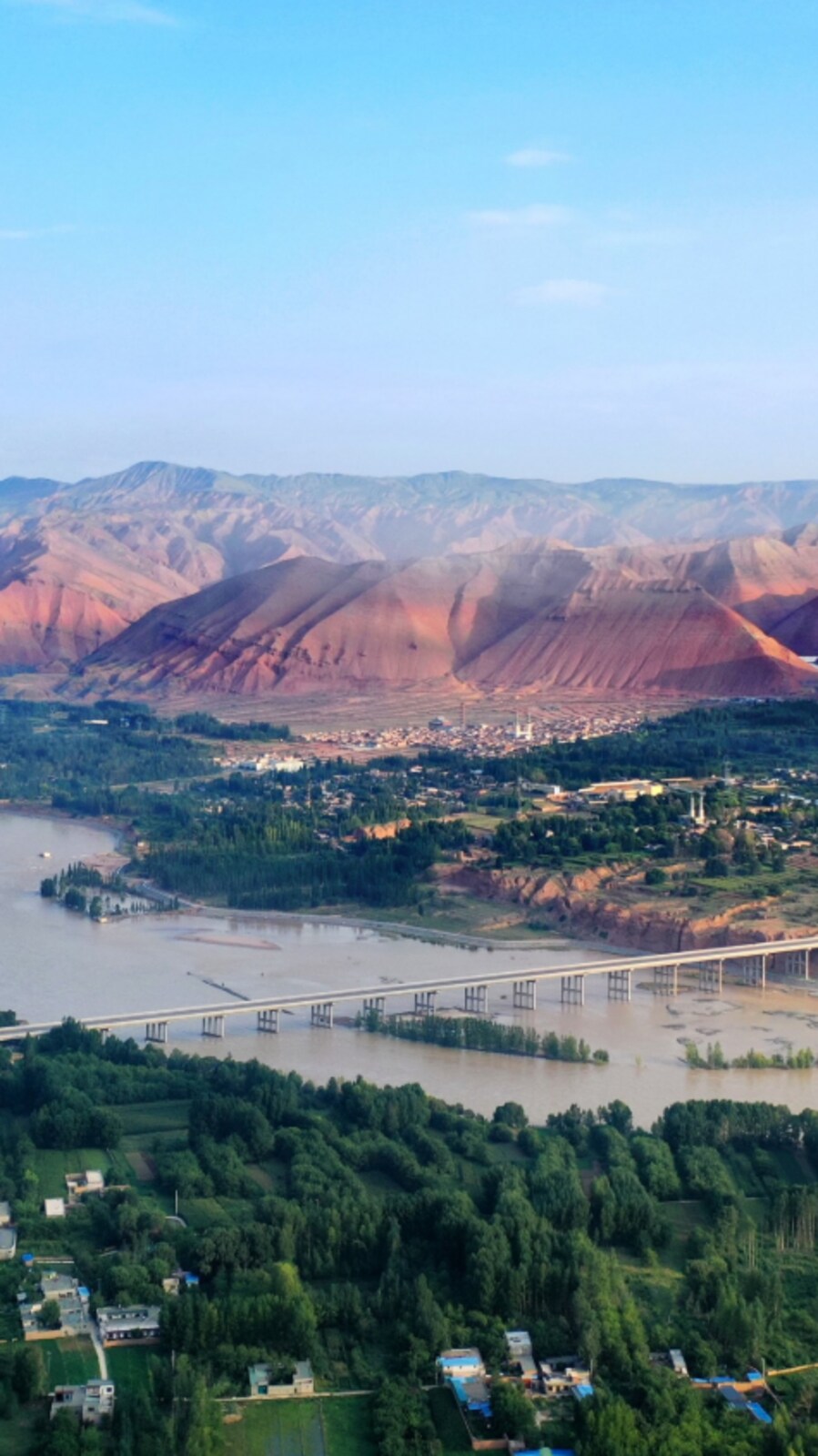 Most bizarre coloured rivers and lakes that look unreal | Hindustan Times