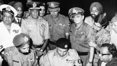 Pakistan’s Gen. Niazi signs the surrender document as chief of India’s Eastern command Gen. Aurora looks on surrounded by other commanders in Dhaka, Bangladesh, on December 16, 1971. (AP) Pakistan’s Gen. Niazi signs the surrender document as chief of India’s Eastern command Gen. Aurora looks on surrounded by other commanders in Dhaka, Bangladesh, on December 16, 1971. (AP)