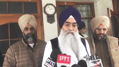 Akal Takht jathedar Giani Raghbir Singh calling on Harjinder Singh Dhami at his residence in Hoshiarpur on Friday. (Harpeet Kaur/HT)