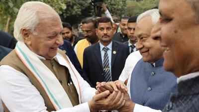 Bihar Governor Arif Mohammad Khan (left) with chief minister Nitish Kumar at the Raj Bhawan in Patna on Wednesday. (Santosh Kumar/ HT Photo) Bihar Governor Arif Mohammad Khan (left) with chief minister Nitish Kumar at the Raj Bhawan in Patna on Wednesday. (Santosh Kumar/ HT Photo)