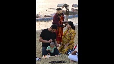 Locals enjoying at Sangam banks in Prayagraj (HT) Locals enjoying at Sangam banks in Prayagraj (HT)