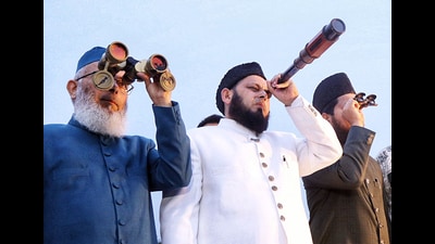 Member of the All India Muslim Personal Law Board and Aishbagh Eidgah Imam Maulana Khalid Rasheed Farangi Mahli attempts to see the crescent moon of Ramzan, in Lucknow on Friday. (ANI) Member of the All India Muslim Personal Law Board and Aishbagh Eidgah Imam Maulana Khalid Rasheed Farangi Mahli attempts to see the crescent moon of Ramzan, in Lucknow on Friday. (ANI)