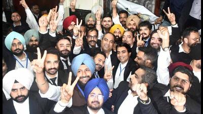 Members of the District Bar Association in Ludhiana on Friday. (Manish/HT)