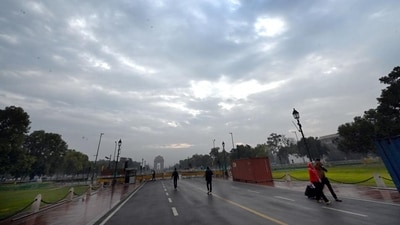 Overcast skies and light rain in Delhi since Thursday morning brought down the maximum temperature to 25°C, one degree below normal. (HT Photo/Arvind Yadav) Overcast skies and light rain in Delhi since Thursday morning brought down the maximum temperature to 25°C, one degree below normal. (HT Photo/Arvind Yadav)