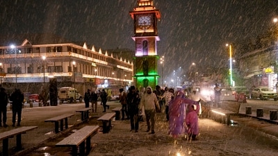 Tourists enjoy fresh snowfall at Lal Chowk in Srinagar on Thursday. Traffic on the Jammu-Srinagar national highway was suspended around 7 pm due to accumulated snow between Ramsoo and Qazigund, as well as landslides, shooting stones, and mudslides between Nashri and Banihal, leaving hundreds of vehicles stranded. (PTI) Tourists enjoy fresh snowfall at Lal Chowk in Srinagar on Thursday. Traffic on the Jammu-Srinagar national highway was suspended around 7 pm due to accumulated snow between Ramsoo and Qazigund, as well as landslides, shooting stones, and mudslides between Nashri and Banihal, leaving hundreds of vehicles stranded. (PTI)