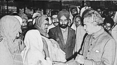 Then defence minister VK Krishna Menon consoles the family members of the people killed after ammunition packages exploded in Pathankot. (HT Archive)