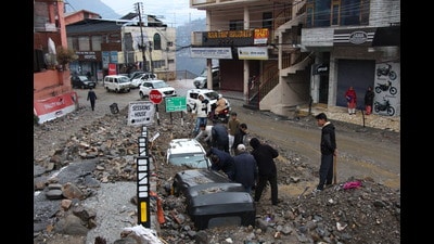 Vehicles buried after a landslide triggered by heavy rain in Kullu on Friday. (Aqil Khan/HT) Vehicles buried after a landslide triggered by heavy rain in Kullu on Friday. (Aqil Khan/HT)