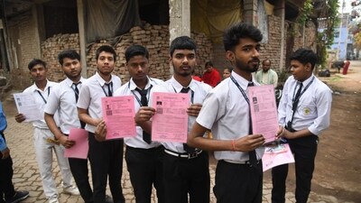 Students with their admit card before appearing for CBSE 10th Hindi exam 2025 outside St. Dominic savio's high school Danapur in patna (Santosh Kumar ) Students with their admit card before appearing for CBSE 10th Hindi exam 2025 outside St. Dominic savio's high school Danapur in patna (Santosh Kumar )