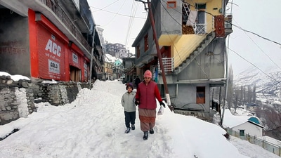 A woman with her child walks through a snowy road in Lahaul Spiti on Thursday. (Aqil Khan /HT) (HT_PRINT) A woman with her child walks through a snowy road in Lahaul Spiti on Thursday. (Aqil Khan /HT) (HT_PRINT)