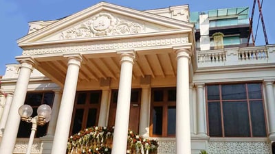Shah Rukh Khan’s Mannat, which was Villa Vienna back when he bought it, is Palladian Neo- Classical style bungalow. Shah Rukh Khan’s Mannat, which was Villa Vienna back when he bought it, is Palladian Neo- Classical style bungalow.