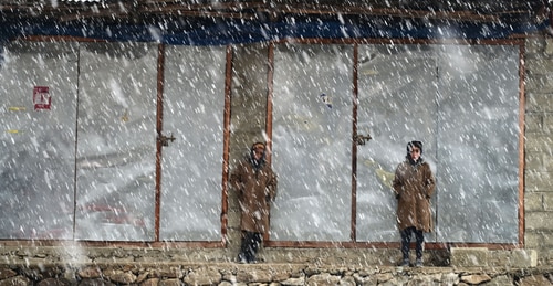 Children seen outside a closed shop during snowfall on the outskirts of Srinagar. ((HT/Waseem Andrabi)) Children seen outside a closed shop during snowfall on the outskirts of Srinagar. ((HT/Waseem Andrabi))