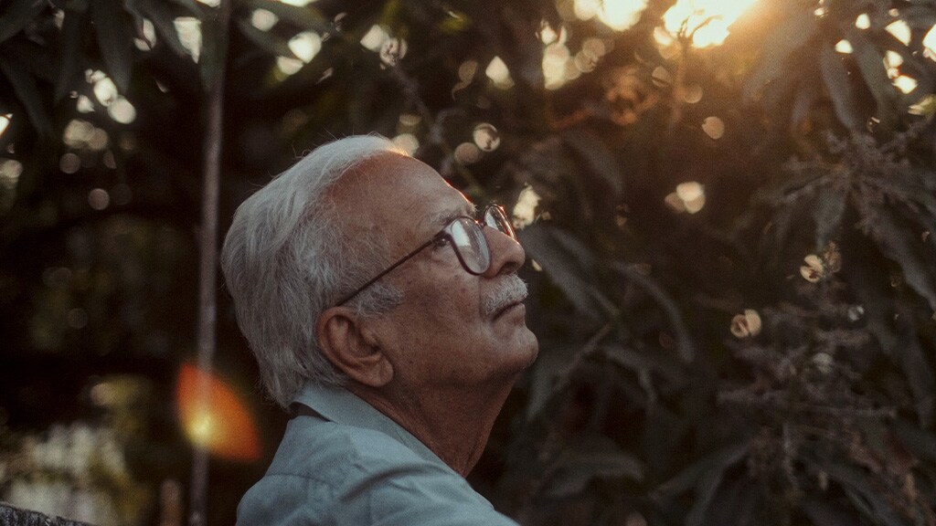Author Vinod Kumar Shukla in a still from the film.
