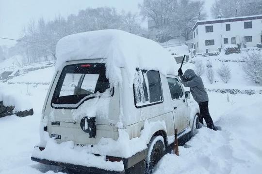 A man trying to clear snow off his vehicle at Kaza, the administrative headquarters of Spiti Valley, in the Lahaul and Spiti district on Friday. (HT Photo) A man trying to clear snow off his vehicle at Kaza, the administrative headquarters of Spiti Valley, in the Lahaul and Spiti district on Friday. (HT Photo)