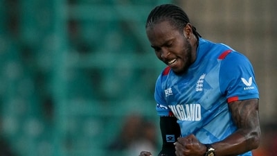 England's Jofra Archer claimed a couple of wickets early inside the powerplay to send the Proteas openers back in the hut. (AFP) England's Jofra Archer claimed a couple of wickets early inside the powerplay to send the Proteas openers back in the hut. (AFP)