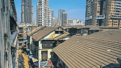 Mumbai, India. Mar 01, 2025: Shantaram Chawl in Girgaon, a historic landmark, celebrated its 125th anniversary this year. More than just a residential complex, the chawl has been a silent witness to India's freedom struggle, hosting over 40 significant political rallies. Its massive compound echoed with speeches from national icons like Mahatma Gandhi, and Lokmanya Tilak shaping the course of history. Marking this milestone, Anghana Bedekar, owner of the renowned Bedekar Pickle brand, authored a book chronicling the chawl’s rich legacy. The book was officially released on February 19, 2025, during Shiv Jayanti. Mumbai, India. Mar 01, 2025. (Photo by Raju Shinde/HT Photo) (Hindustan Times)