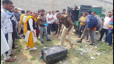 Police reached the spot DSP and FSL team inspected the spot officials reached at Sampla where a woman’s body was found stuffed in a suitcase in district Rohtak on Saturday. (Manoj Dhaka/HindustanTimes) Police reached the spot DSP and FSL team inspected the spot officials reached at Sampla where a woman’s body was found stuffed in a suitcase in district Rohtak on Saturday. (Manoj Dhaka/HindustanTimes)