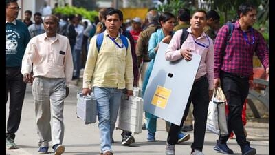 Polling officials on their way to booths after collecting electronic voting machines (EVM) and other election-related material on the eve of civic polls in Gurugram on Saturday. (PARVEEN KUMAR/HT) Polling officials on their way to booths after collecting electronic voting machines (EVM) and other election-related material on the eve of civic polls in Gurugram on Saturday. (PARVEEN KUMAR/HT)
